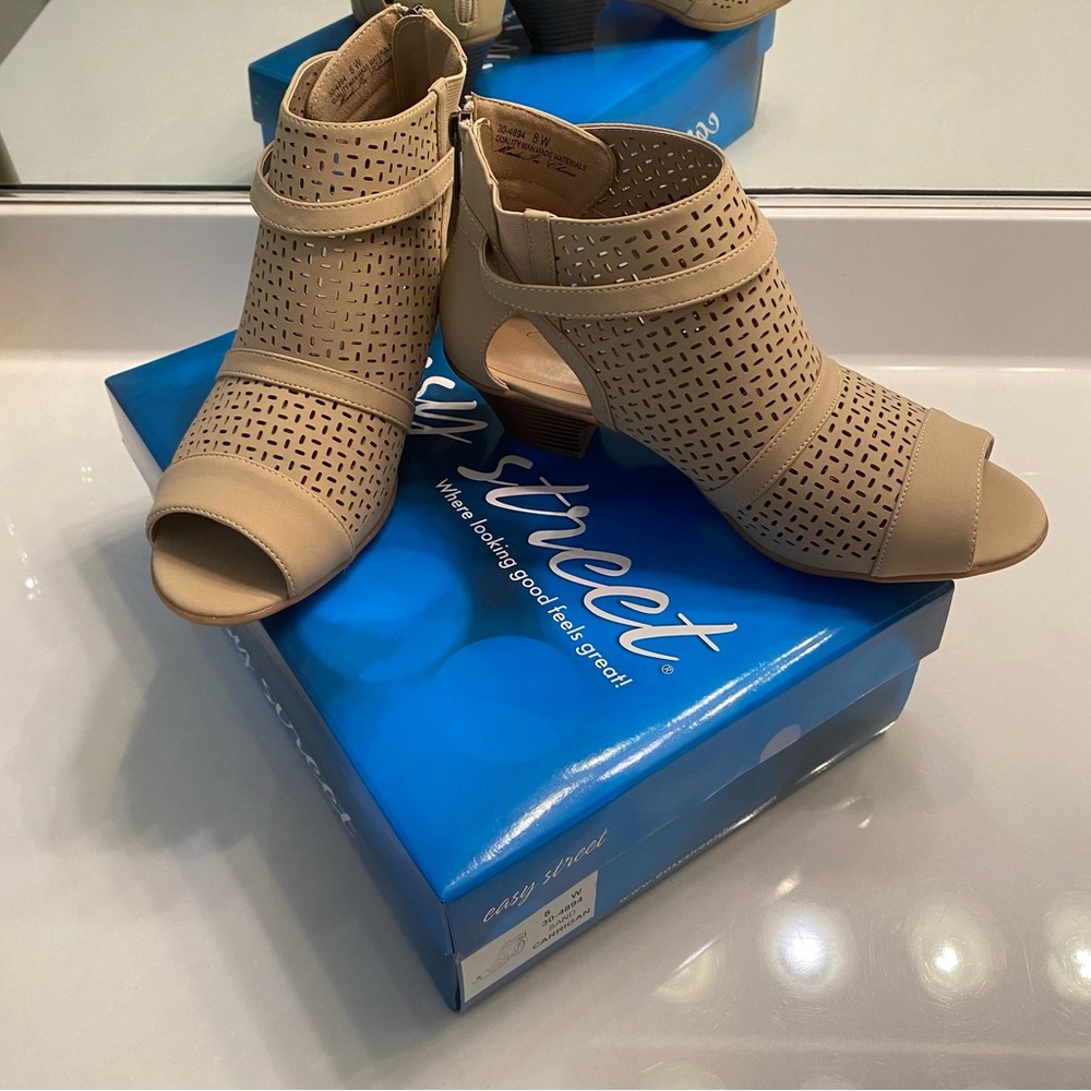 Easy street carrigan size 8 wide